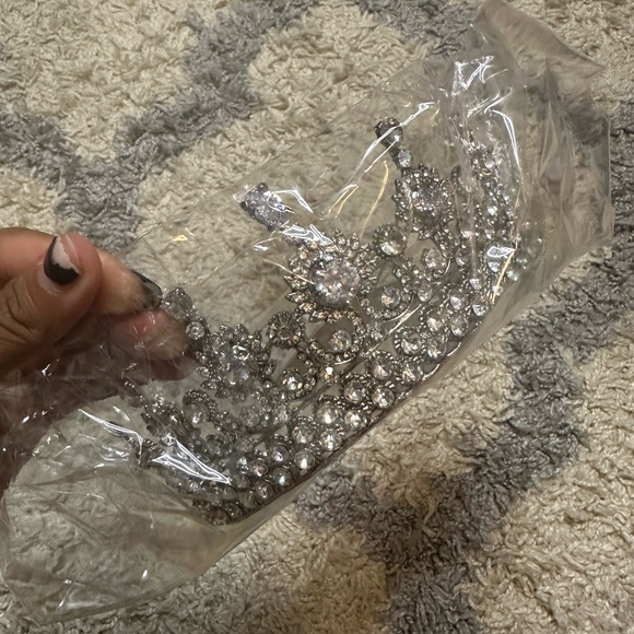 NWT Elegant Silver Crystal Tiara